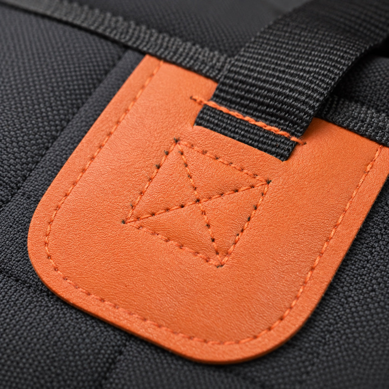 Détail d’une attache orange et de ses coutures renforcées